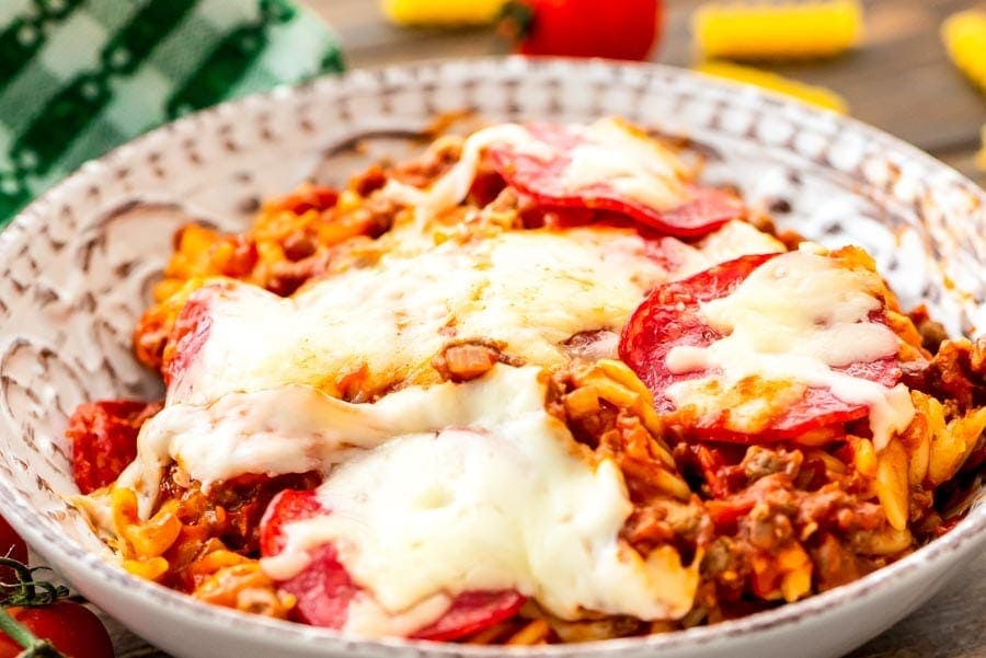 Bowl of crock pot pizza pasta