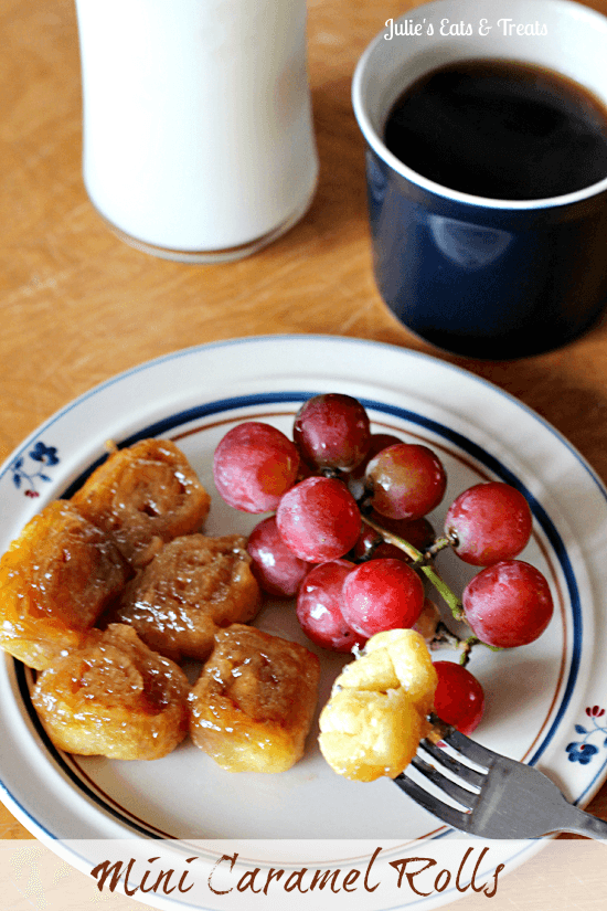 Mini Caramel Rolls ~ Quick and Easy Caramel Rolls made with Crescent Rolls via www.julieseatsandtreats.com