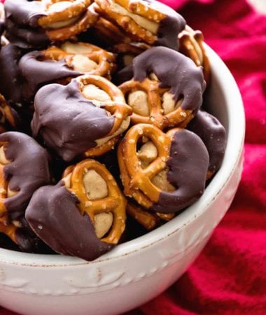Chocolate Dipped Peanut Butter Pretzels ~ Delicious peanut butter stuffed between two pretzels and dipped in chocolate!