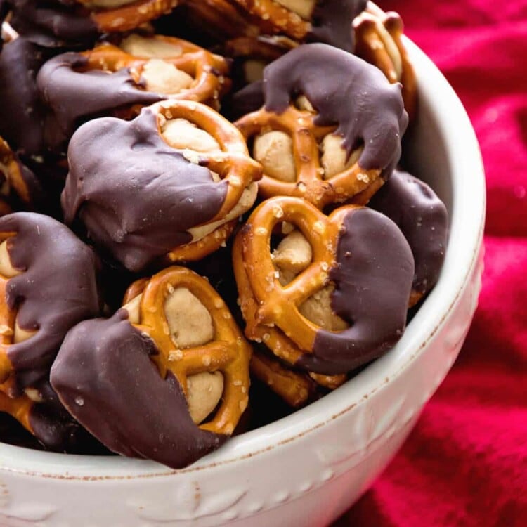 Chocolate Dipped Peanut Butter Pretzels ~ Delicious peanut butter stuffed between two pretzels and dipped in chocolate!