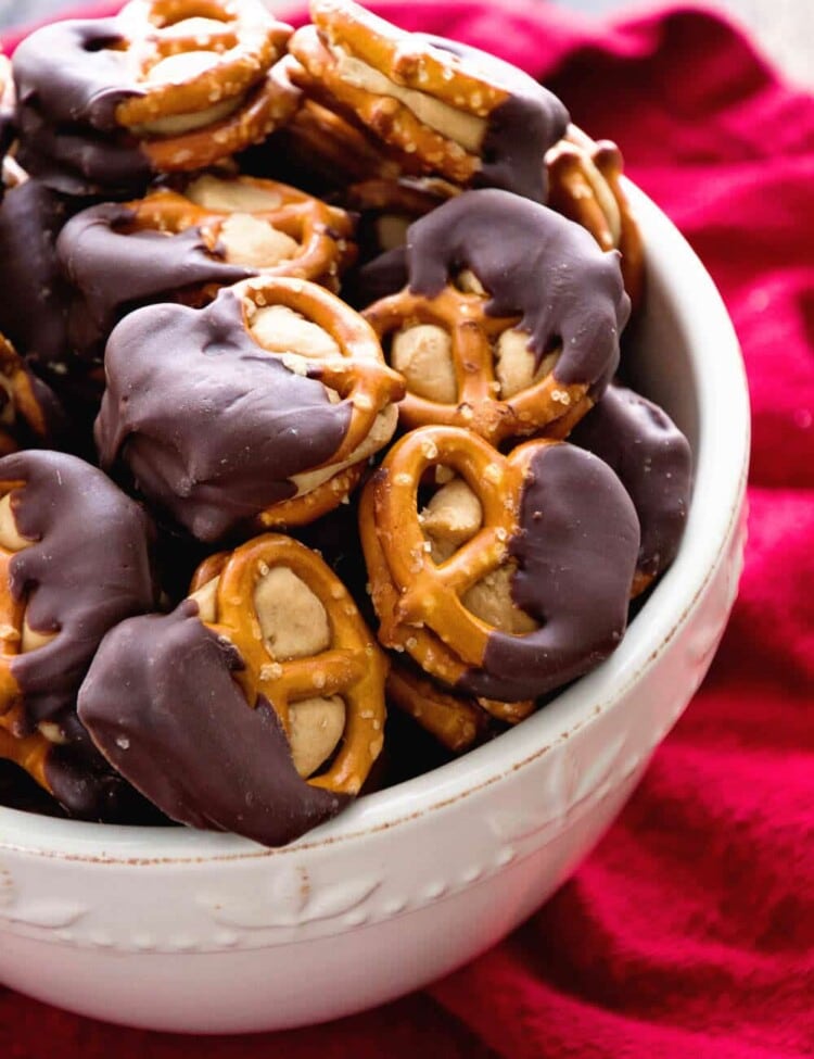 Chocolate Dipped Peanut Butter Pretzels ~ Delicious peanut butter stuffed between two pretzels and dipped in chocolate!