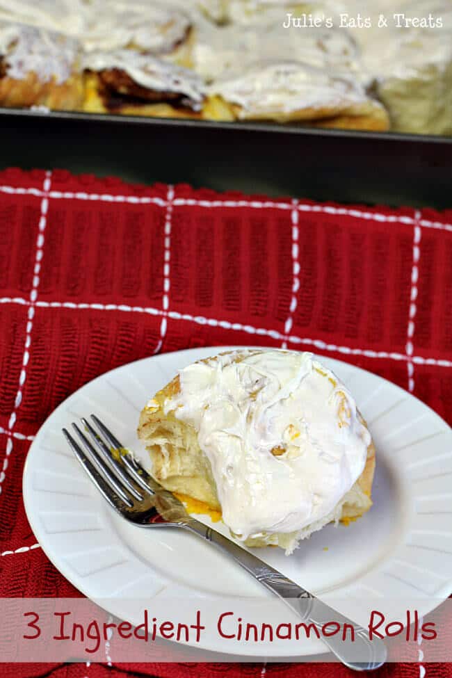 3 Ingredient Cinnamon Rolls ~ Quick & Easy Cinnamon Rolls via www.julieseatsandtreats.com #recipe #breakfast #rolls