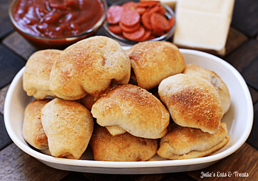 Homemade Pepperoni Pizza Rolls ~ Quick & Easy Weeknight meal for those on the go! via www.julieseatsandtreats.com