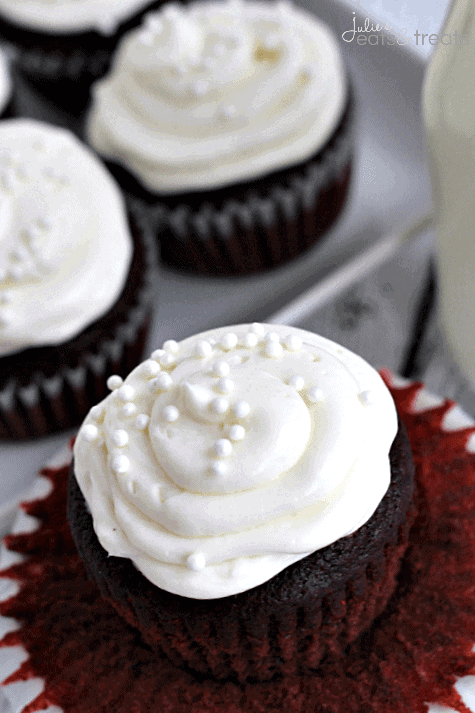 Red Velvet Cupcakes ~ Perfect Red Velvet Cupcakes topped with an amazing cream cheese frosting! #holidaysweets, #healthierholidays, #Truvia