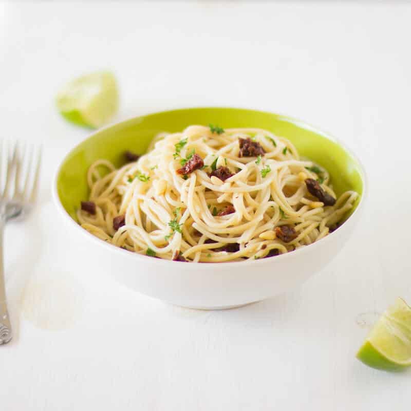 Lemon Garlic Spaghetti with Sundried Tomatoes is an easy side or main dish to prepare for your entire family, loaded with fresh and juicy flavors and textures thanks to the citruses, tomatoes, herbs and pine nuts.