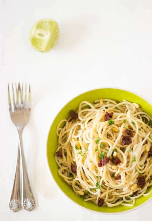 Lemon Garlic Spaghetti with Sundried Tomatoes is an easy side or main dish to prepare for your entire family, loaded with fresh and juicy flavors and textures thanks to the citruses, tomatoes, herbs and pine nuts.