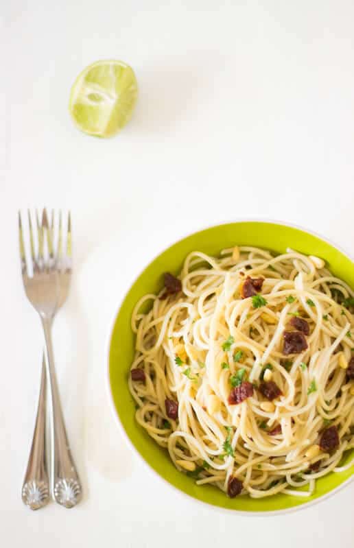 Lemon Garlic Spaghetti with Sundried Tomatoes is an easy side or main dish to prepare for your entire family, loaded with fresh and juicy flavors and textures thanks to the citruses, tomatoes, herbs and pine nuts.