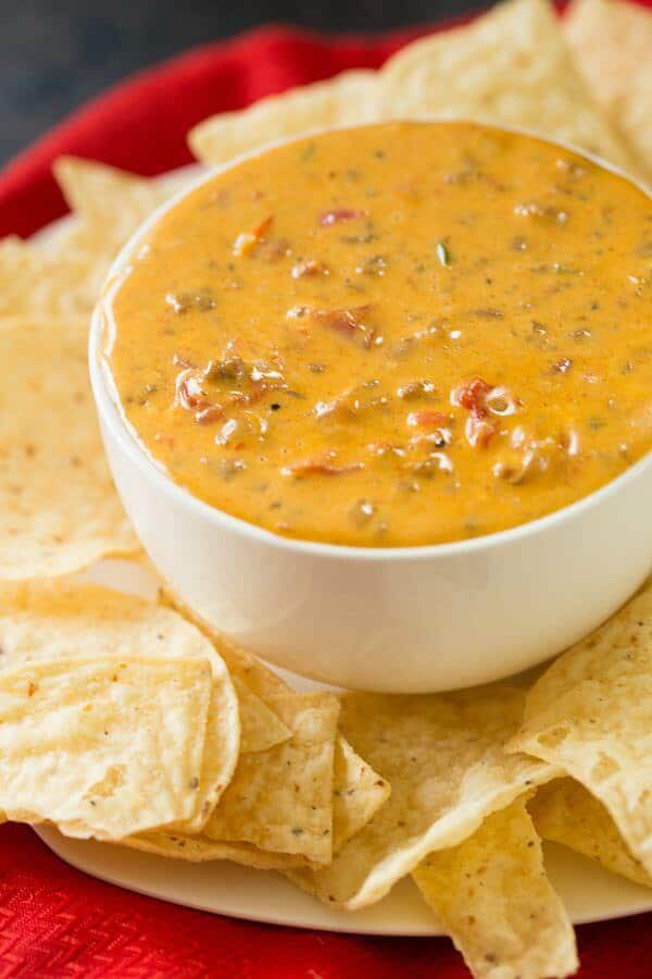 https://www.julieseatsandtreats.com/wp-content/uploads/2014/12/Spicy-Beef-Queso-Dip.jpg