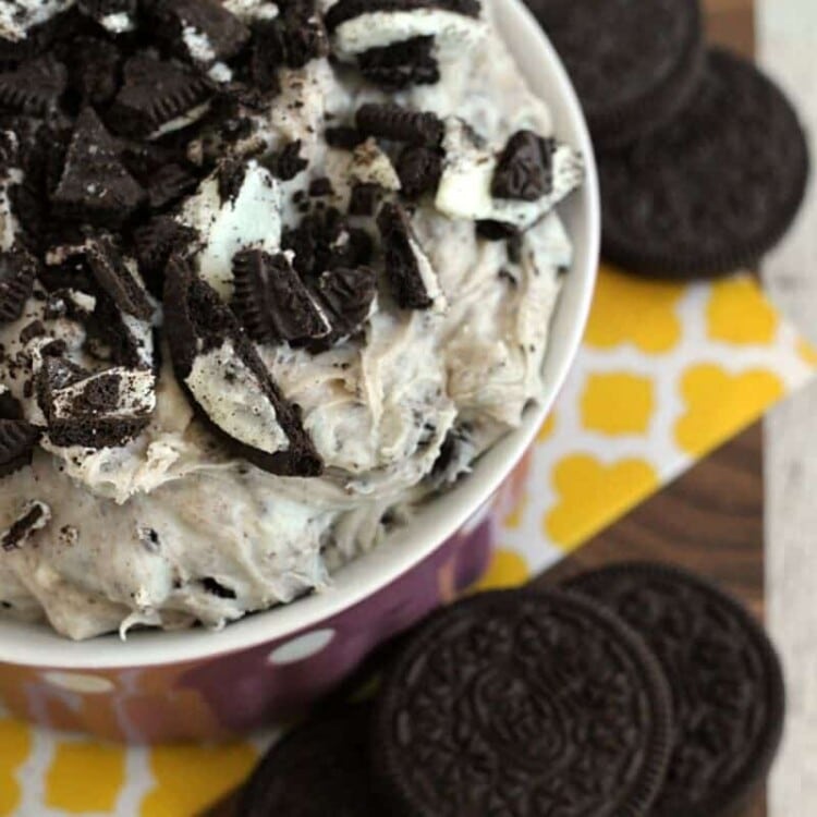 Cookies and Cream Dip ~ Quick, Easy Sweet Dip that's loaded with Oreos!