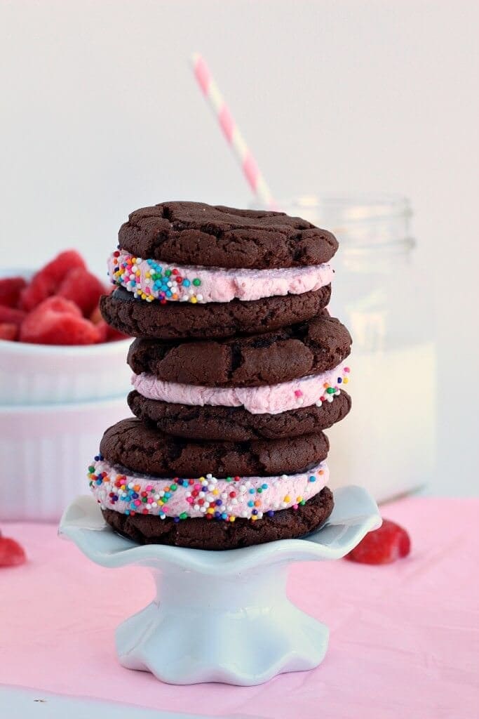 Double Chocolate Strawberry Oreos: super easy cake mix cookies filled with strawberry chocolate ganache and strawberry frosting. Perfect for Valentine's Day! 