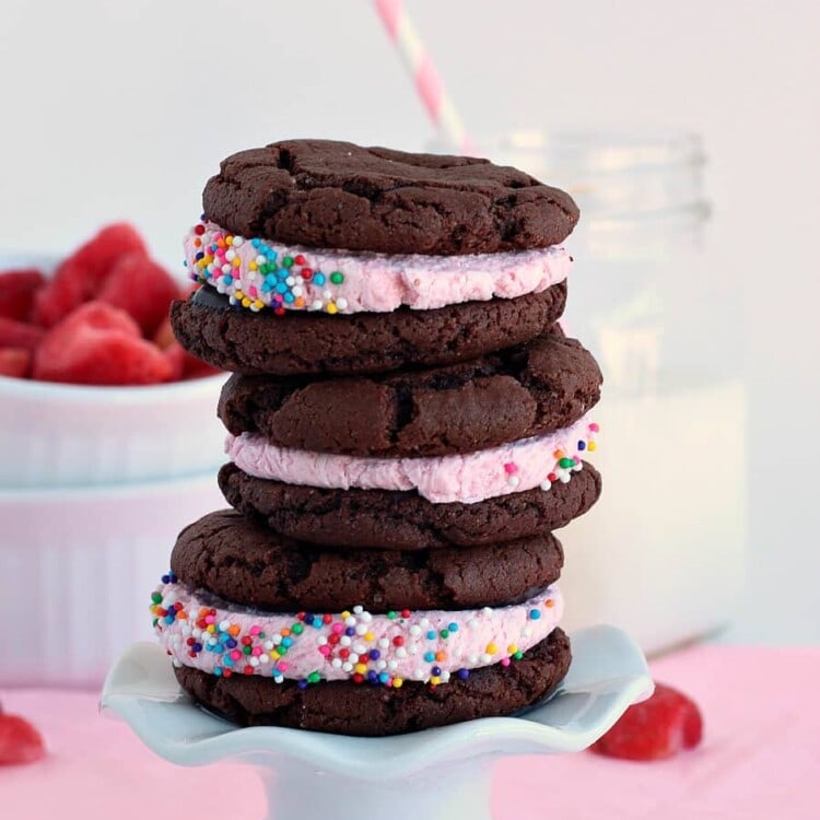 Double Chocolate Strawberry Oreos: super easy cake mix cookies filled with strawberry chocolate ganache and strawberry frosting. Perfect for Valentine's Day!