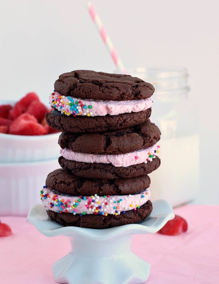 Double Chocolate Strawberry Oreos: super easy cake mix cookies filled with strawberry chocolate ganache and strawberry frosting. Perfect for Valentine's Day!