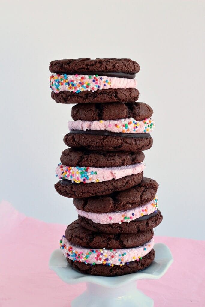 Double Chocolate Strawberry Oreos: super easy cake mix cookies filled with strawberry chocolate ganache and strawberry frosting. Perfect for Valentine's Day! 