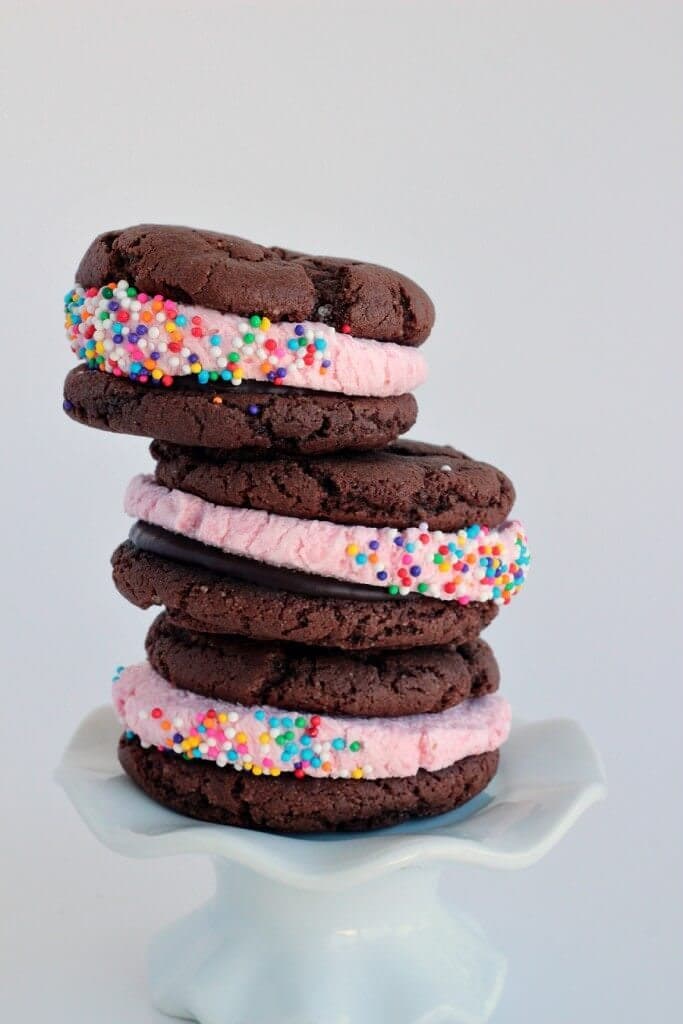 Double Chocolate Strawberry Oreos: super easy cake mix cookies filled with strawberry chocolate ganache and strawberry frosting. Perfect for Valentine's Day! 