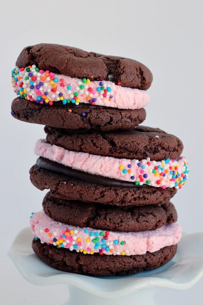 Double Chocolate Strawberry Oreos: super easy cake mix cookies filled with strawberry chocolate ganache and strawberry frosting. Perfect for Valentine's Day! 