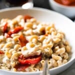 Skinny Pizza Mac N' Cheese - Two comforts food in one with this easy meal that is made with Greek Yogurt to keep it light and healthy! | Julieseatsandtreats.com | #recipe