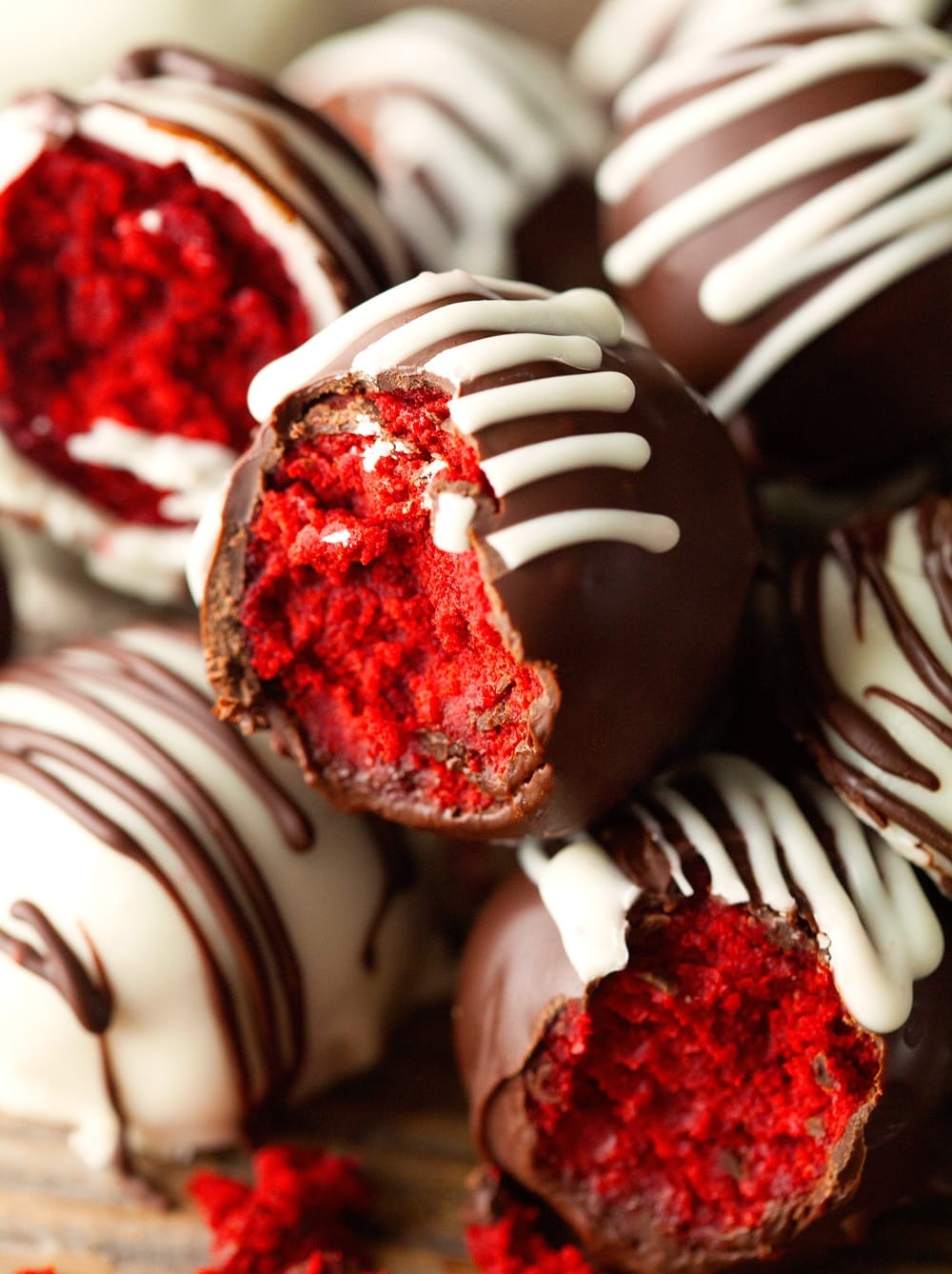 Red Velvet Cake Truffles - Quick and Easy! Treat yourself to these delicious Chocolate Bites filled with Red Velvet Cake!