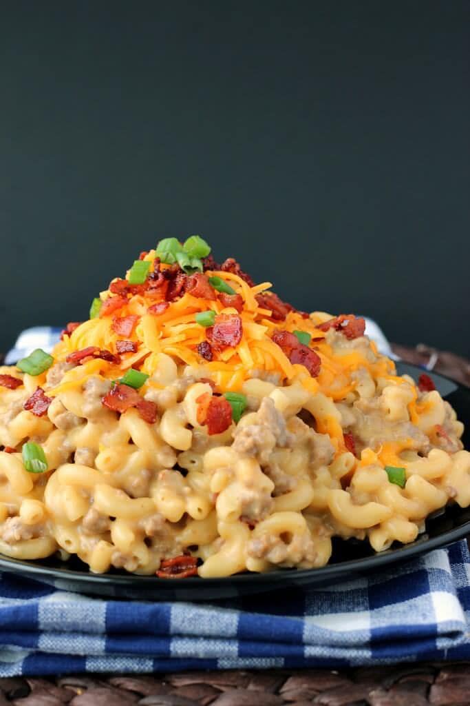 One-Pot Bacon Cheeseburger Mac & Cheese: a super simple weeknight dinner that is hearty and comes together with minimal dishes! 