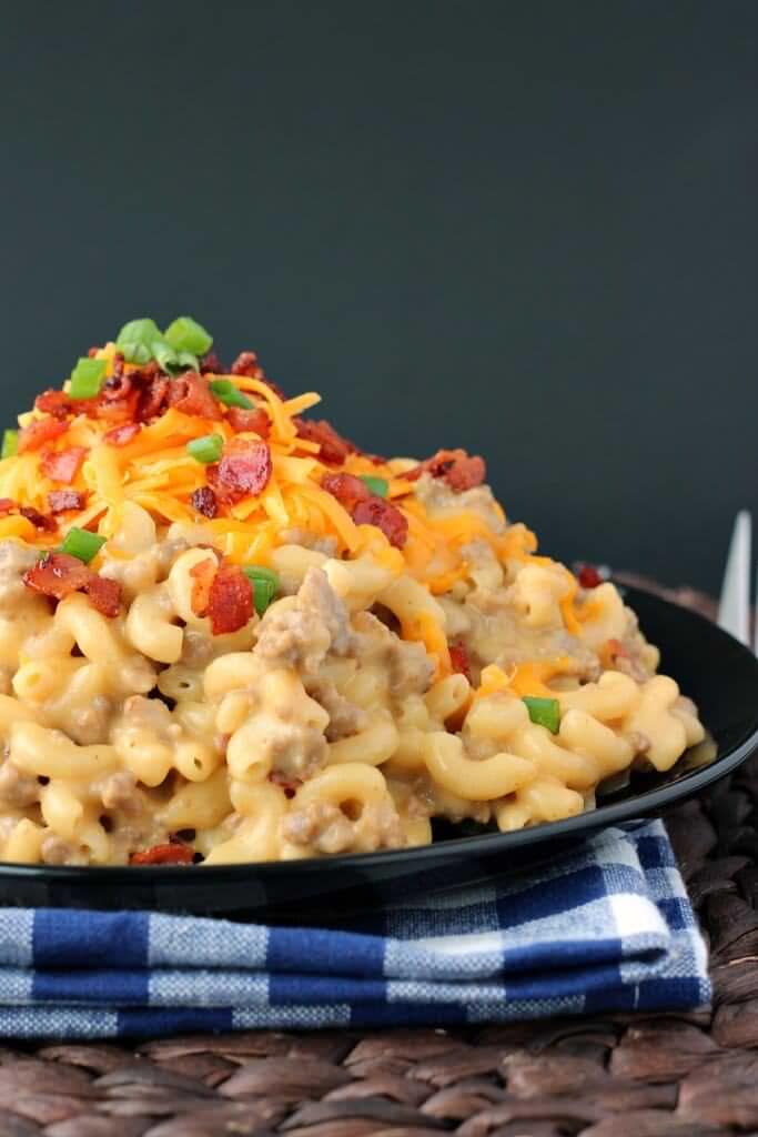 One-Pot Bacon Cheeseburger Mac & Cheese: a super simple weeknight dinner that is hearty and comes together with minimal dishes! 