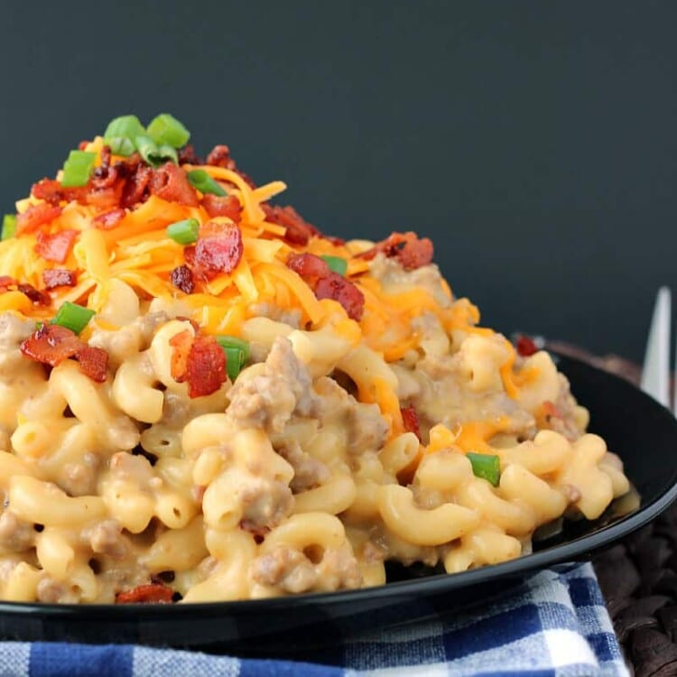 One-Pot Bacon Cheeseburger Mac & Cheese: a super simple weeknight dinner that is hearty and comes together with minimal dishes!