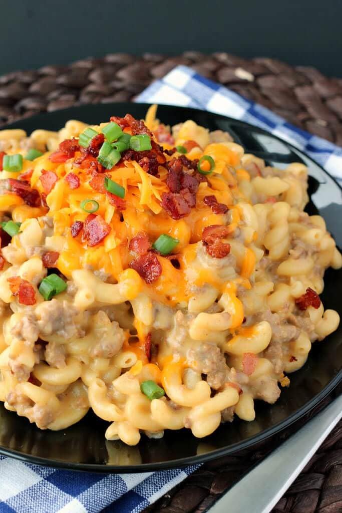 One-Pot Bacon Cheeseburger Mac & Cheese: a super simple weeknight dinner that is hearty and comes together with minimal dishes! 