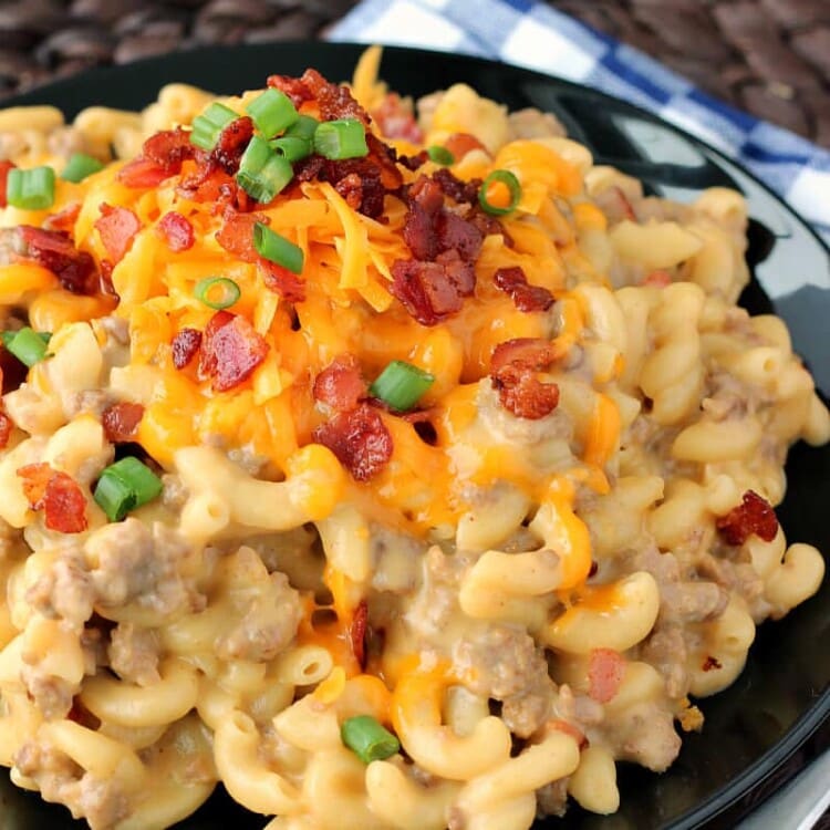 One-Pot Bacon Cheeseburger Mac & Cheese: a super simple weeknight dinner that is hearty and comes together with minimal dishes!