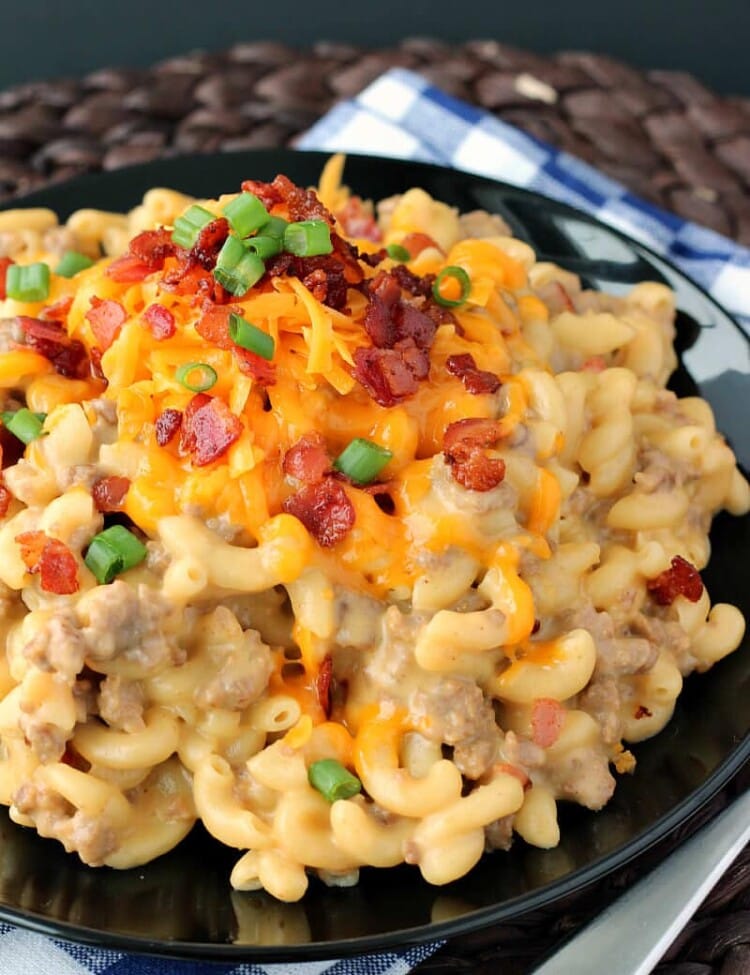 One-Pot Bacon Cheeseburger Mac & Cheese: a super simple weeknight dinner that is hearty and comes together with minimal dishes!