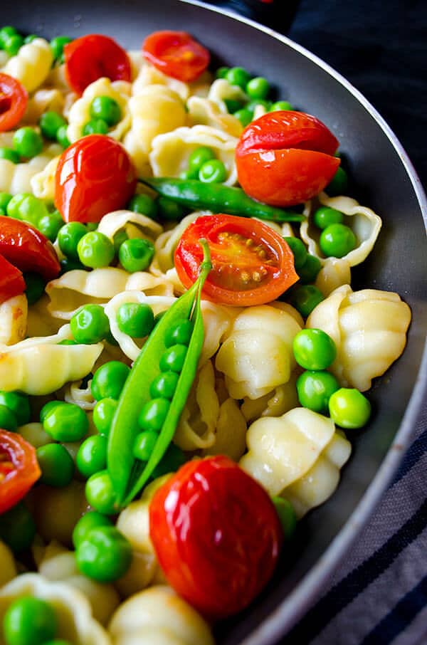 Summer-Pasta-with-Tomatoes-and-Peas-2