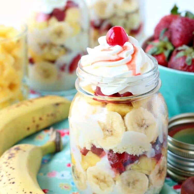 Banana Split Trifles: vanilla cake and pudding loaded up with all of your favorite banana split toppings! Make them in mason jars for a portable picnic treat!
