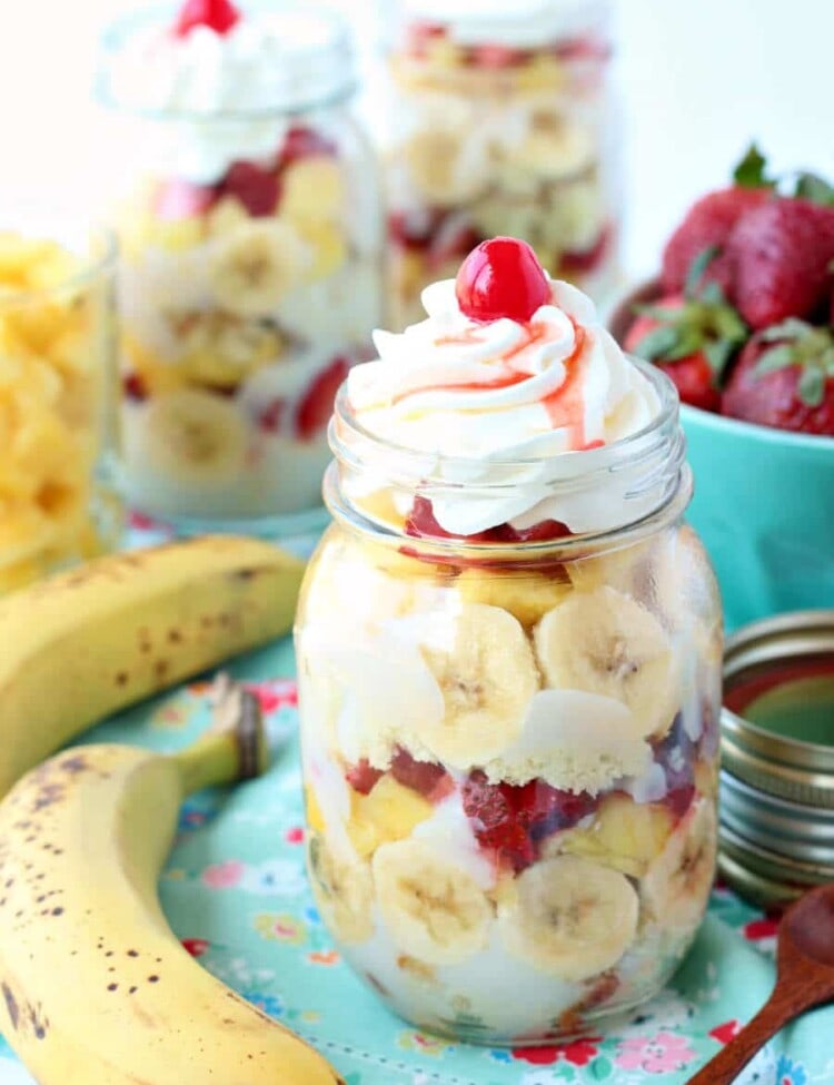 Banana Split Trifles: vanilla cake and pudding loaded up with all of your favorite banana split toppings! Make them in mason jars for a portable picnic treat!