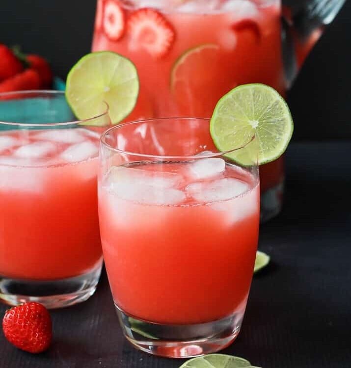 A fresh Strawberry Limeade made with 5 ingredients and done in 5 minutes - its a must this summer!