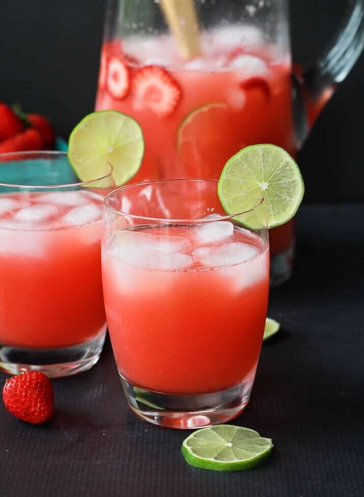 A fresh Strawberry Limeade made with 5 ingredients and done in 5 minutes - its a must this summer!