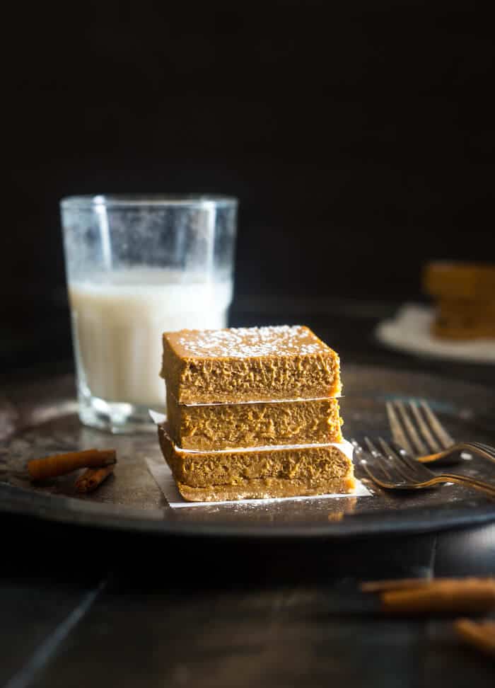 Skinny Gluten Free Pumpkin Cheesecake bars - These easy pumpkin cheesecake bars have a spicy-sweet gluten free crust and are so creamy! You'd never know they're only 150 calories! | Julieseatsandtreats.com |