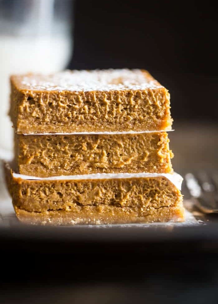 Skinny Gluten Free Pumpkin Cheesecake bars - These easy pumpkin cheesecake bars have a spicy-sweet gluten free crust and are so creamy! You'd never know they're only 150 calories! | Julieseatsandtreats.com |