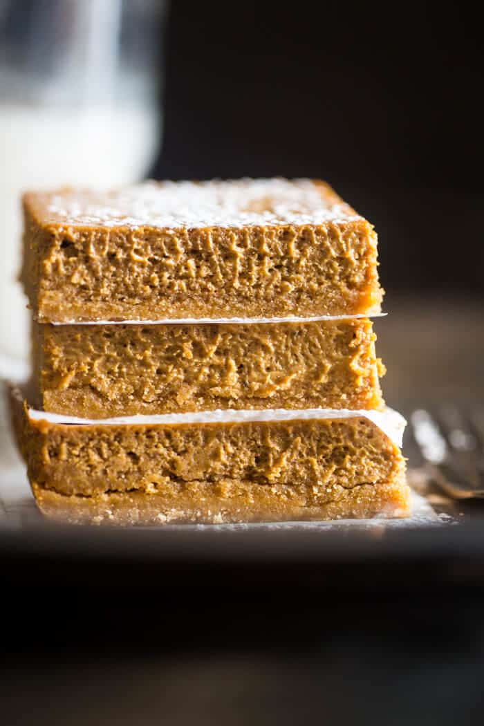 Skinny Gluten Free Pumpkin Cheesecake bars - These easy pumpkin cheesecake bars have a spicy-sweet gluten free crust and are so creamy! You'd never know they're only 150 calories! | Julieseatsandtreats.com |