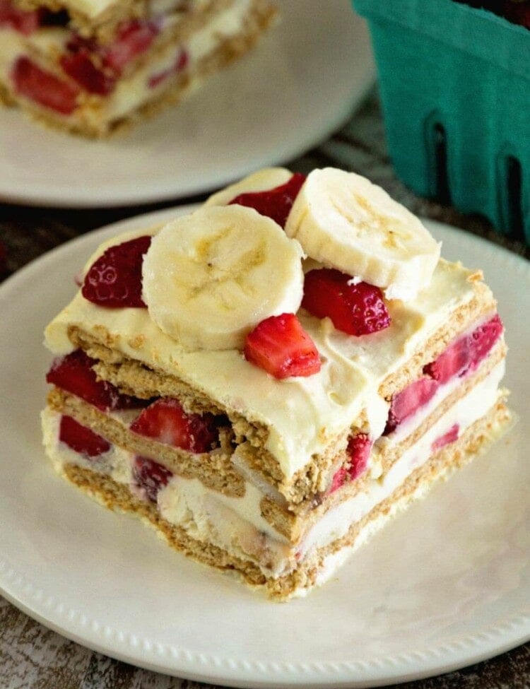 Skinny Strawberry Banana Ice Box Cake Recipe ~ Easy, Traditional Ice Box Cake Recipe Stuffed with Bananas, Strawberries, Graham Crackers and Vanilla Pudding! Plus it's Lightened Up for a Guilt Free Dessert!
