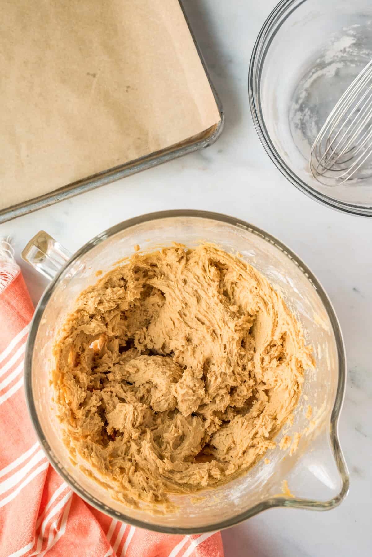 Glass bowl with pumpkin snickerdoodle batter.