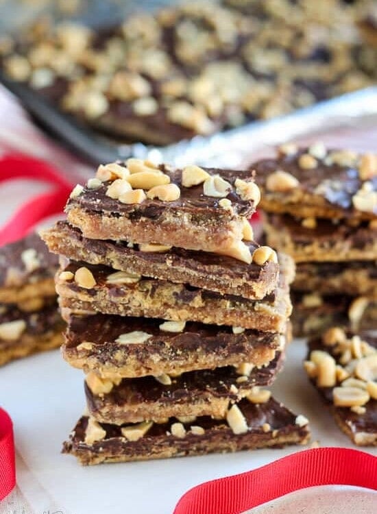 Peanut Butter Graham Cracker Toffee - Peanut butter and chocolate combine in this easy graham cracker toffee recipe. Sweet and salty with crunchy buttery layers.