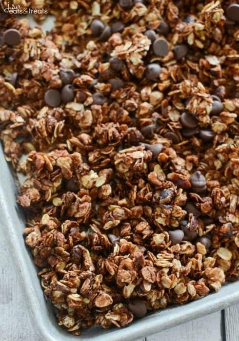 Nutella Granola Recipe ~ Easy Homemade Granola Recipe That Anyone Can Make! Oats and Chopped Hazelnuts Coated in Nutella and Loaded with Chocolate Chips! Prefect for Breakfast or a Healthy Snack!