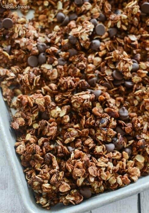 Nutella Granola Recipe ~ Easy Homemade Granola Recipe That Anyone Can Make! Oats and Chopped Hazelnuts Coated in Nutella and Loaded with Chocolate Chips! Prefect for Breakfast or a Healthy Snack!