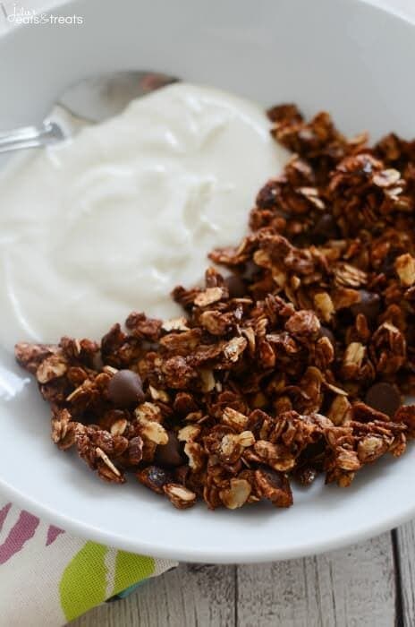 A white bowl of vanilla yogurt and nutella granola