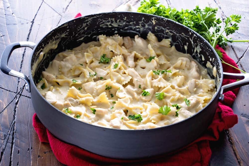 One Pot Garlic Chicken Alfredo Recipe ~ Quick and Easy Chicken Alfredo Recipe Loaded with Garlic and Even on the Lighter Side! Perfect Weeknight Dinner Recipe!