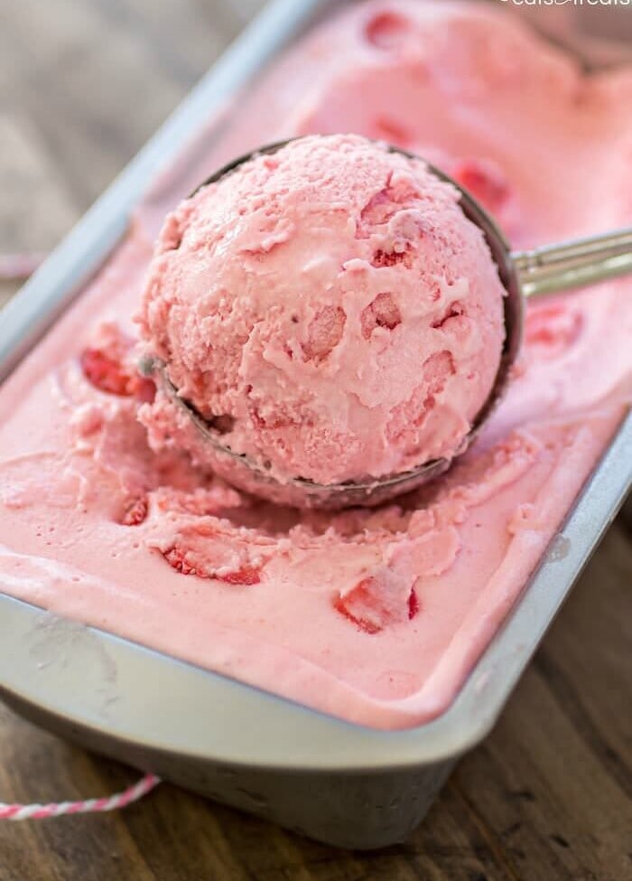 Strawberry Ice Cream Recipe - This homemade ice cream is super creamy and so fresh-tasting thanks to the use of fresh strawberries!