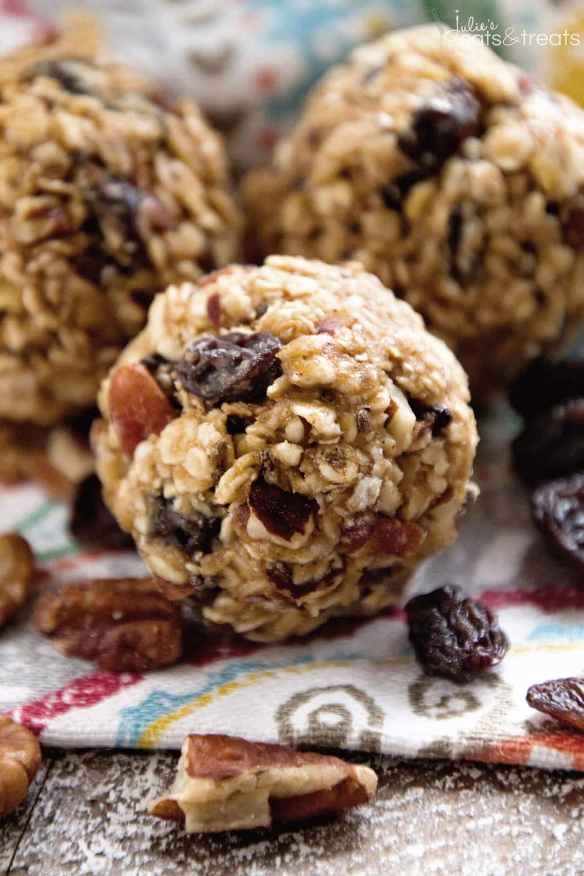 No Bake Oatmeal Raisin Energy Balls Recipe ~ Delicious Energy Balls That Taste Just like Oatmeal Raisin Cookies! Loaded with Oatmeal, Raisins, Pecans, Flaxseed, Chia Seeds and Spiced with Cinnamon!