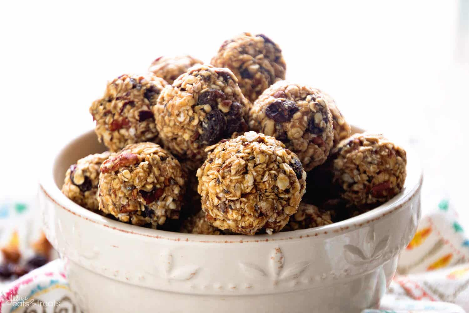 No Bake Oatmeal Raisin Energy Balls Recipe ~ Delicious Energy Balls That Taste Just like Oatmeal Raisin Cookies! Loaded with Oatmeal, Raisins, Pecans, Flaxseed, Chia Seeds and Spiced with Cinnamon!