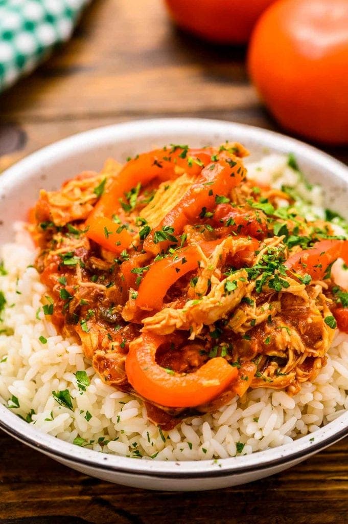 Bowl with rice and topped with chicken cacciatore