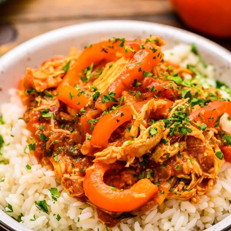 Bowl with rice and topped with chicken cacciatore