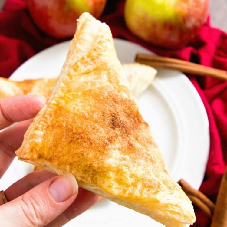 Easy Apple Turnovers ~ This Easy Apple Turnovers Recipe is Perfect for a Quick and Easy Breakfast, Snack or Dessert!
