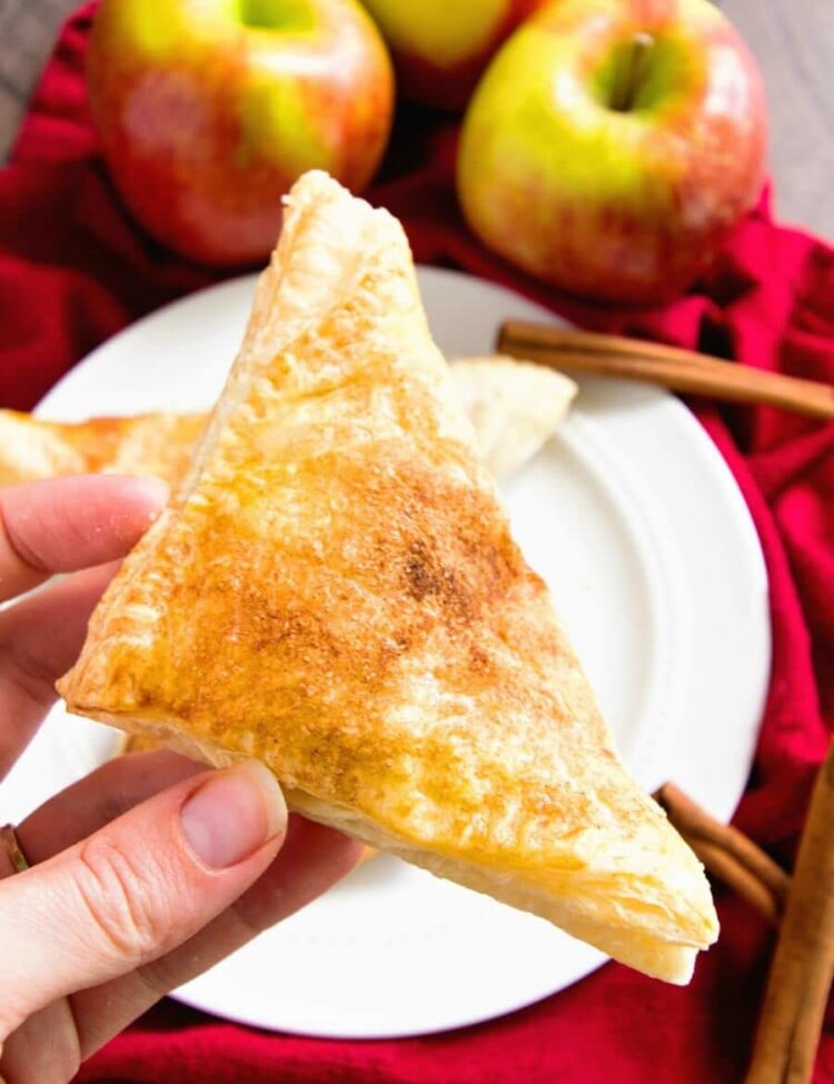 Easy Apple Turnovers ~ This Easy Apple Turnovers Recipe is Perfect for a Quick and Easy Breakfast, Snack or Dessert!