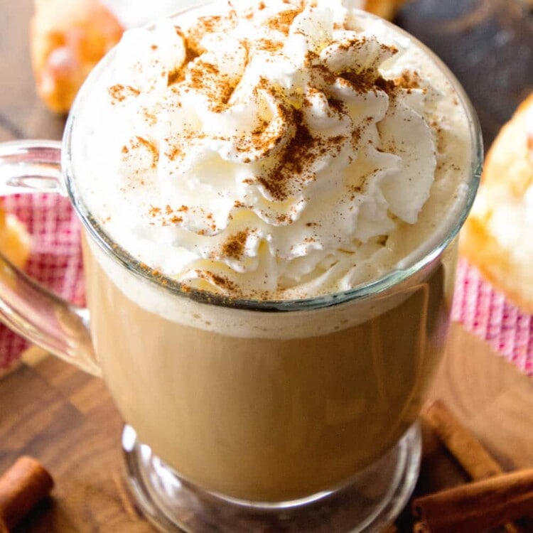 Cinnamon Roll Latte ~ Treat Yourself to a Delicious, Homemade Latte That Tastes Like Cinnamon Rolls at Home!